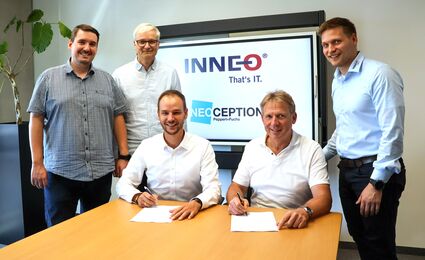 Adrian Grüner, Neoception (links), und INNEO-Geschäftsführer Helmut Haas bei der Unterzeichnung des Letter of Intent (LOI).