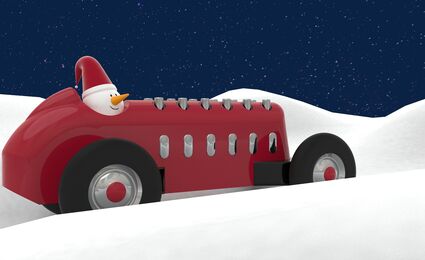 Schneemann mit Nikolausmütze fährt in einem roten Auto
