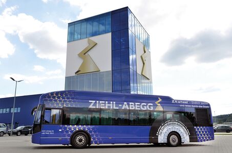 Das Ziehl Abegg Firmengebäude mit Firmenbus im Vordergrund