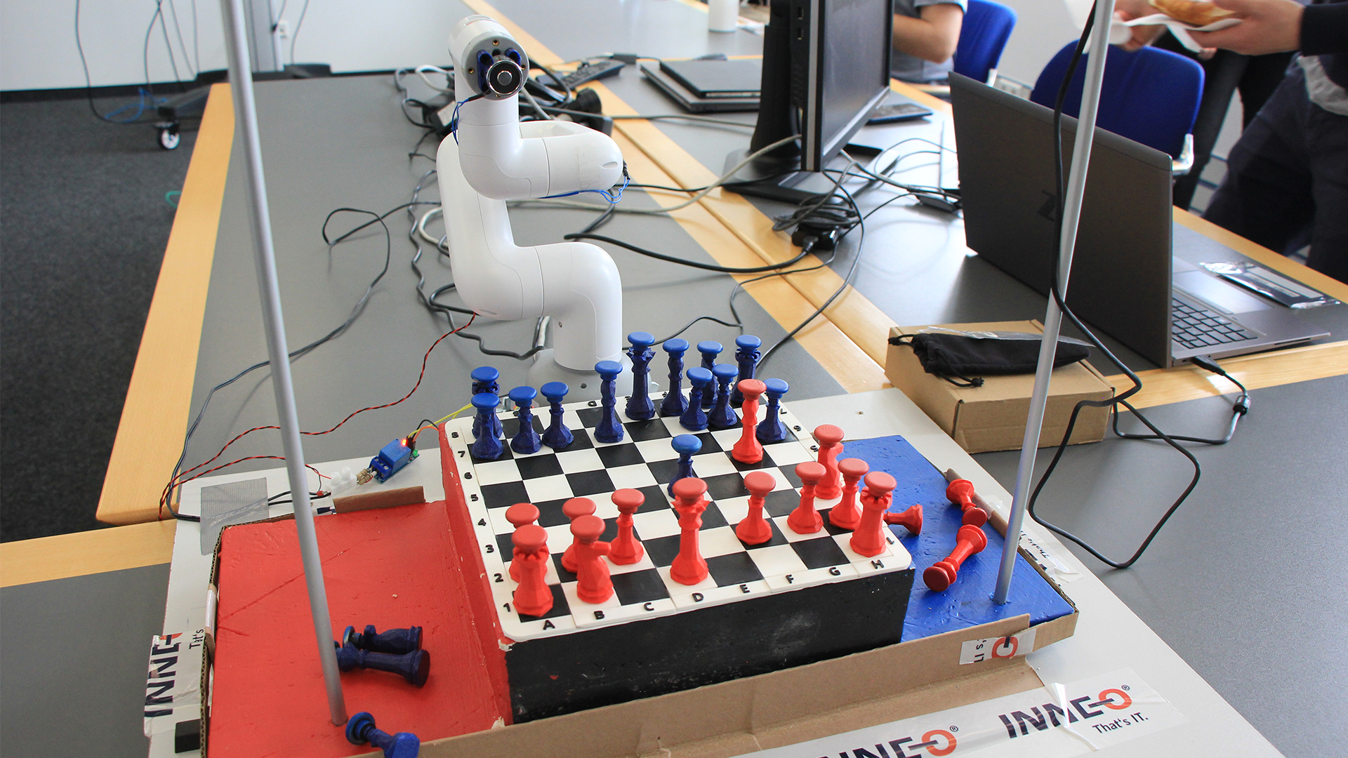 Schachroboter-Projekt von INNEO-Azubis begeistert